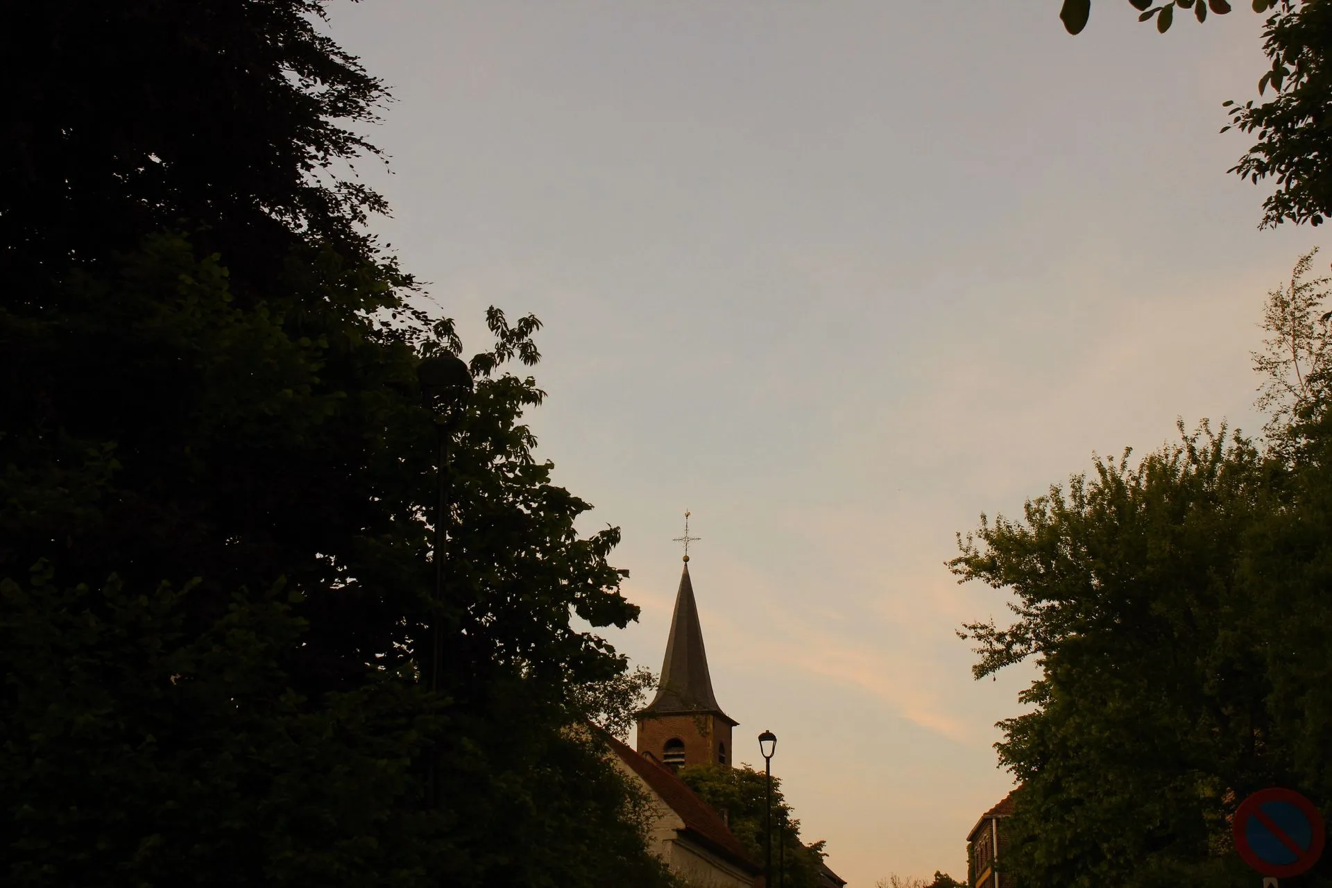 L'église de Sint-Denijs-Boekel à la tombée du jour