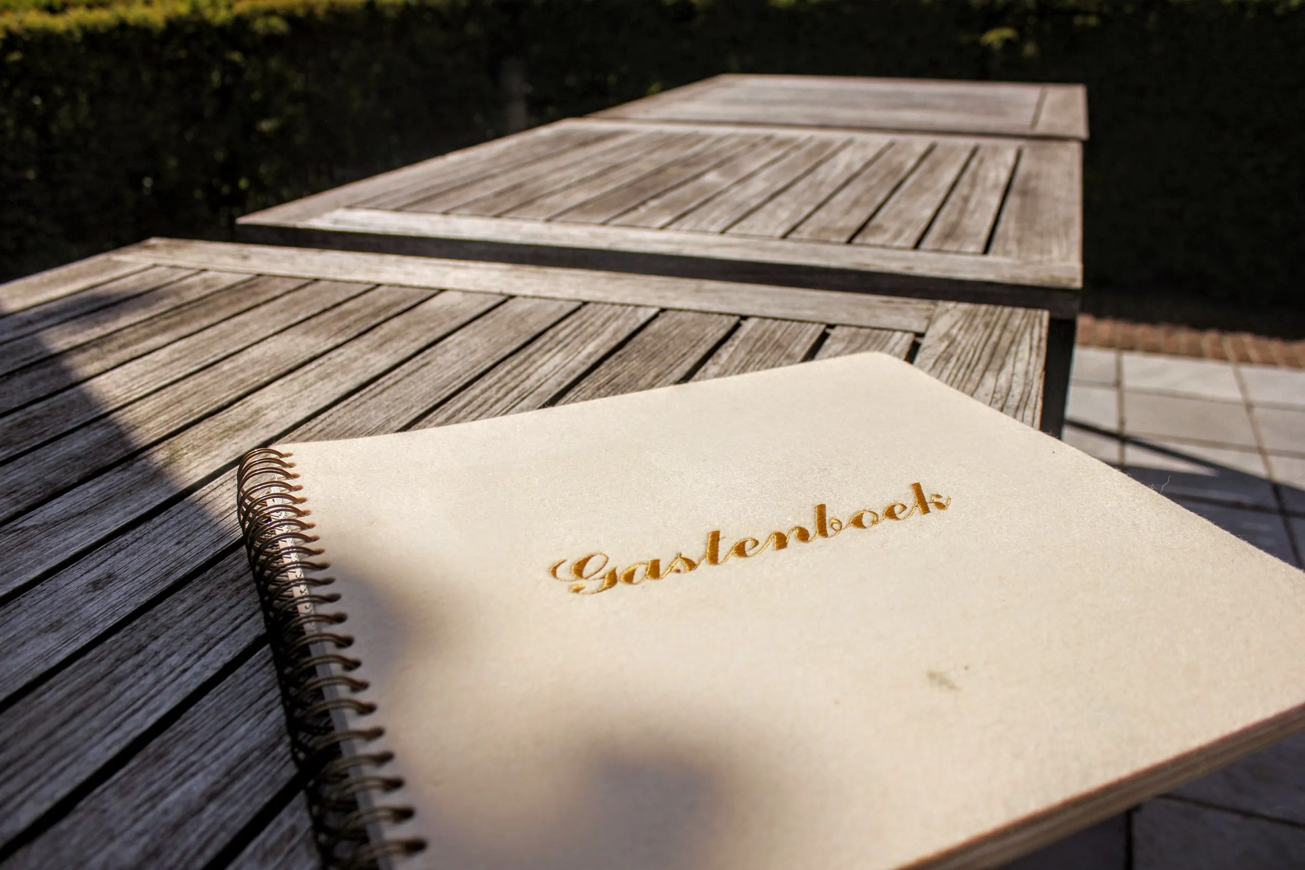 Le livre d'or sur la table de la terrasse