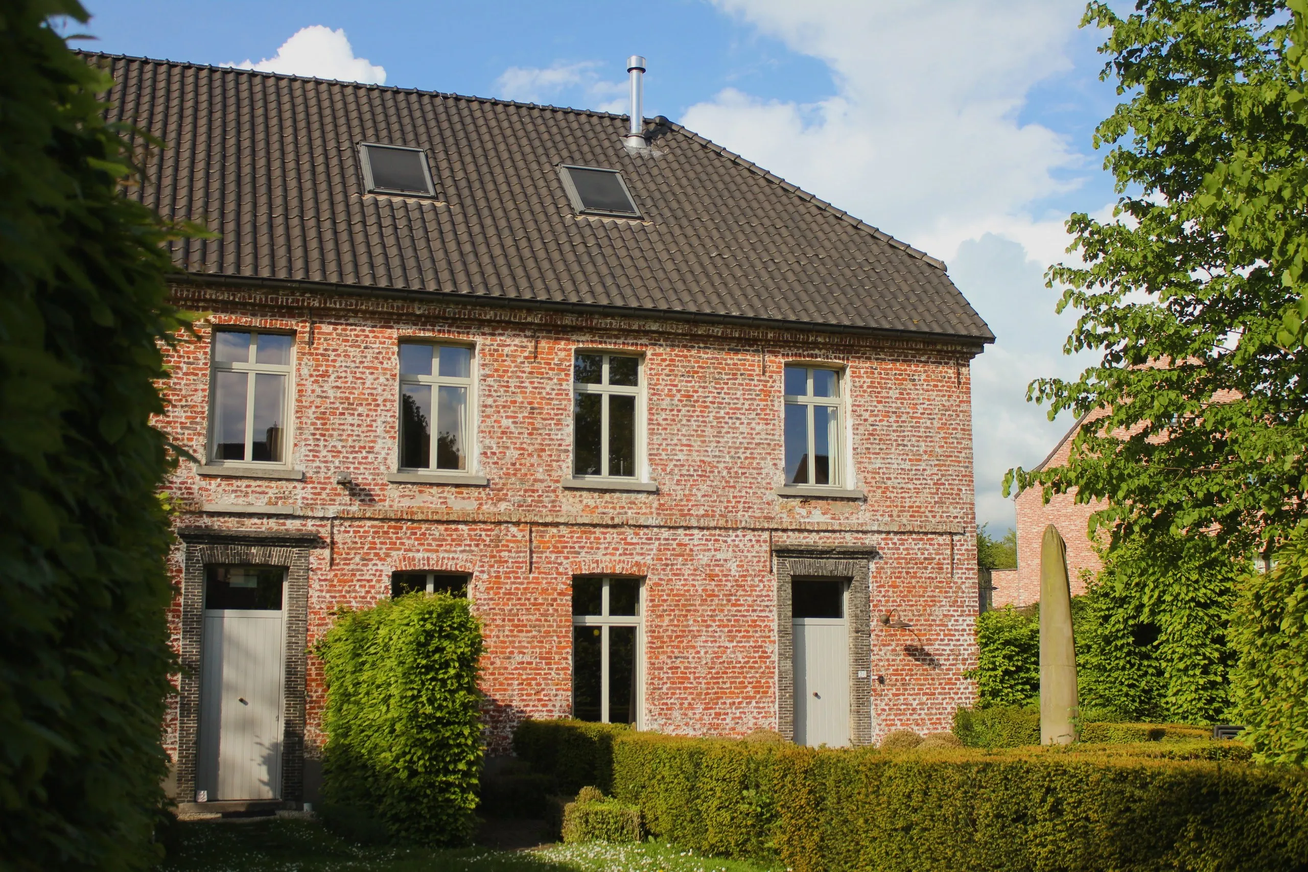 Façade de la maison de campagne du XVIIIe siècle en briques rouges