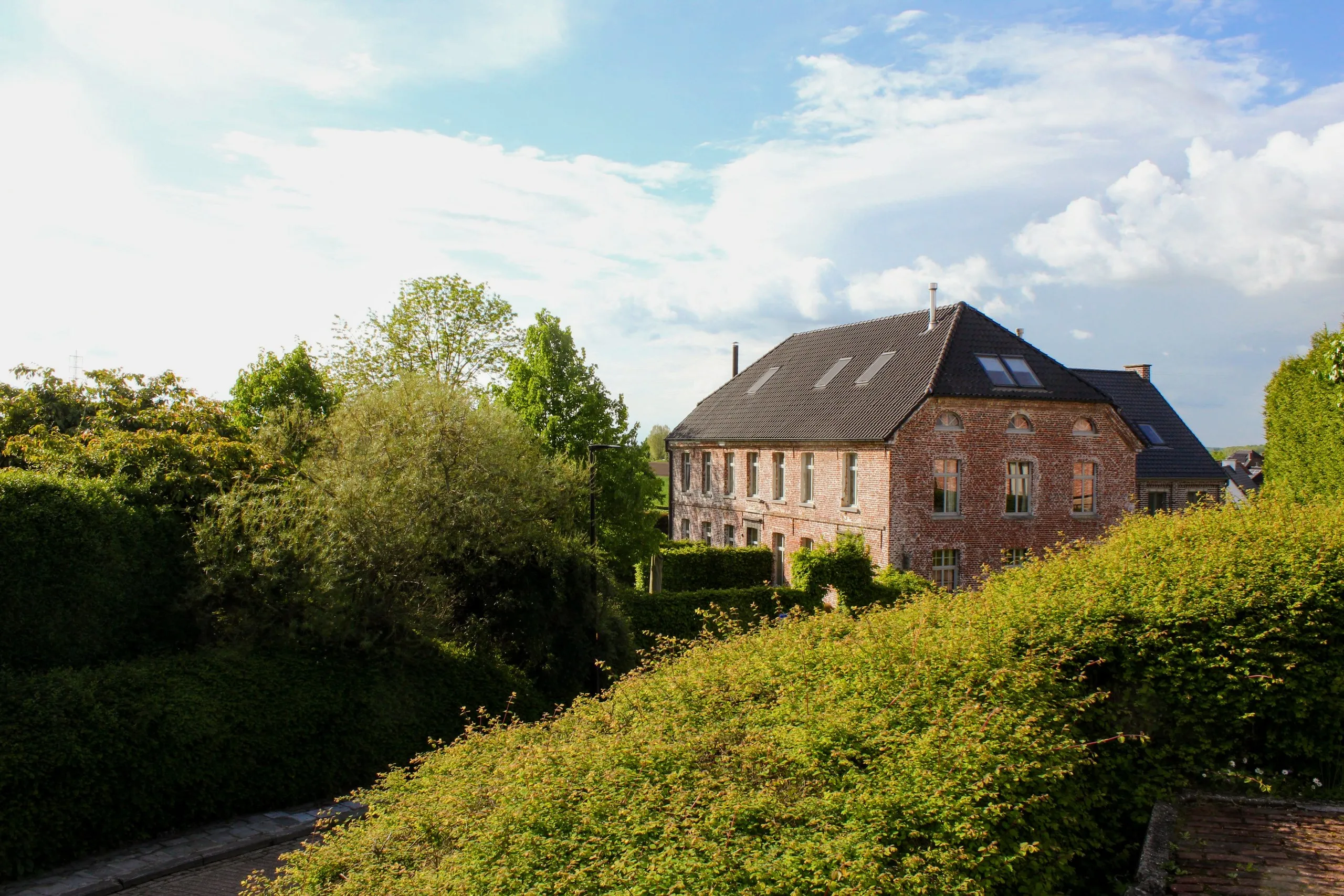 La maison vue depuis la verdure environnante